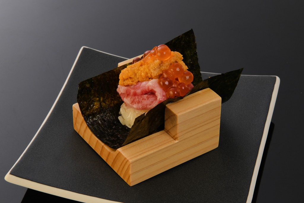 雲丹といくらの手巻き肉寿司