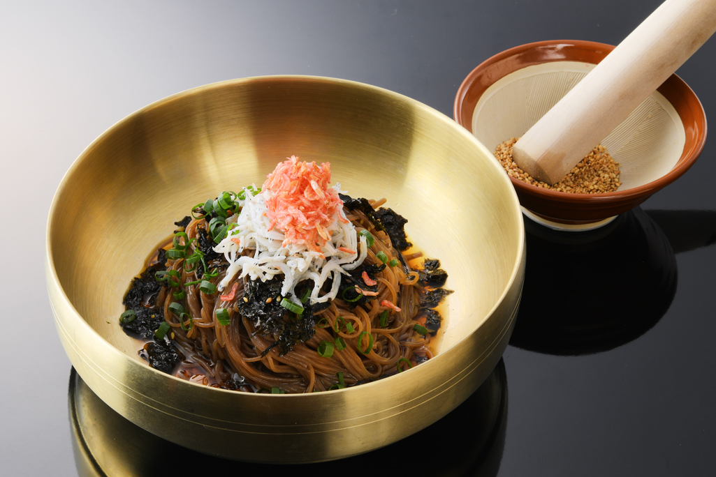 エゴマ油の韓国まぜ蕎麦【トゥルギルムマッククス】